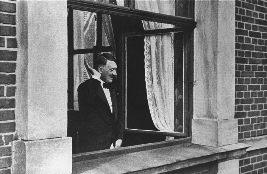 Гитлер приветствует толпу с балкона