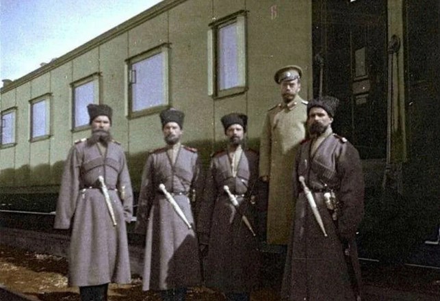 Николай II с охранниками