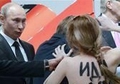 Путин оценил достоинства Femen, но не разглядел шатенки они или брюнетки